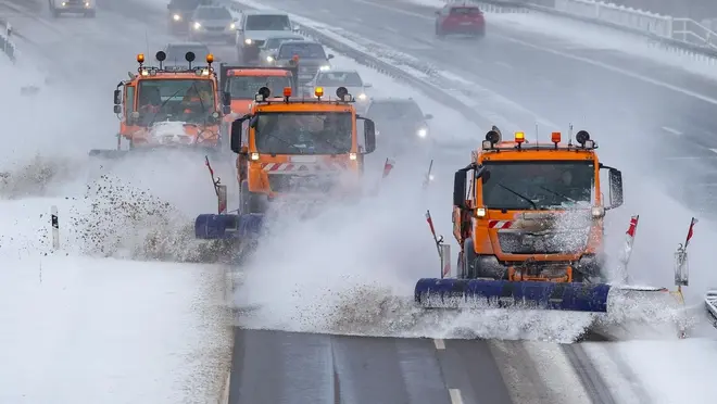 Räumfahrzeuge auf der Autobahn