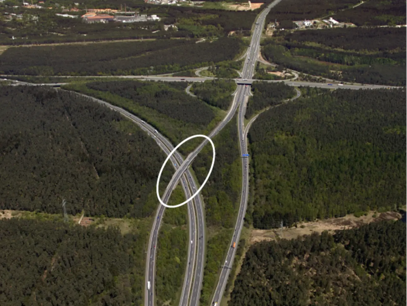 Lage im Autobahnkreuz Nürnberg (Luftbild: Hajo Dietz - Nürnberg Luftbild, 2006)