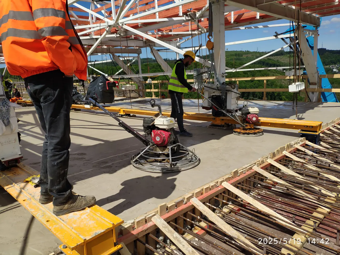 Nachdem der Beton begehbar ist, wird er geglättet.