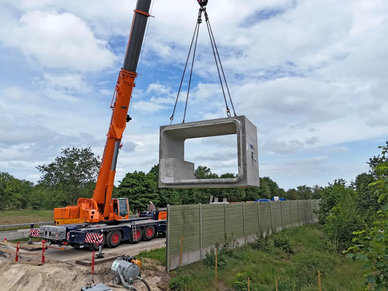 Die Lärmschutzwand im Baustellenbereich ist kein ernsthaftes Hindernis, erhöht aber nochmals die Anforderungen beim Einheben der Elemente. © Die Autobahn GmbH des Bundes
