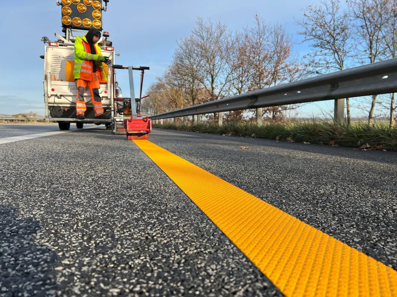 Für die Verkehrsführung in der zweiten Bauphase wird die Baustellenmarkierung aufgebracht. © Die Autobahn GmbH des Bundes