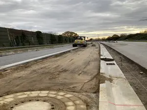 A25: Deckschichtsanierung – Einbau von Entwässerungsrinnen