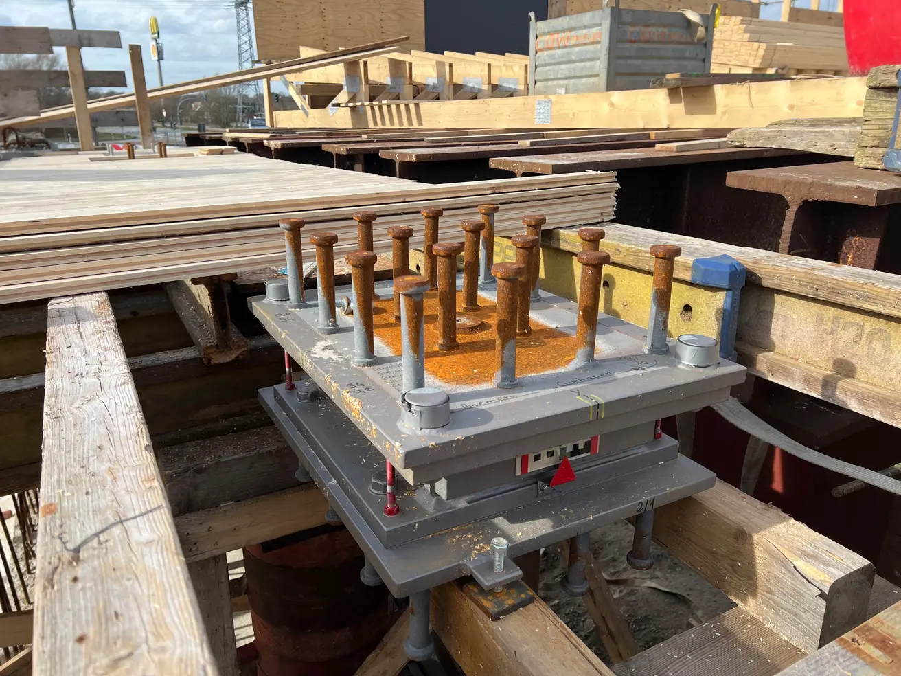 Eines von je vier Lagern pro Brückenende. Die Oberseite wird im Überbau einbetoniert. © Die Autobahn GmbH des Bundes Eines von je vier Lagern pro Brückenende. Die Oberseite wird im Überbau einbetoniert. © Die Autobahn GmbH des Bundes