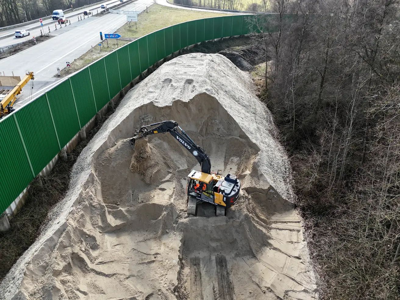 Der beim Abriss des alten Bauwerks abgebaggerte Sand lagert neben der Autobahn und wird nun wiederverwendet. © Die Autobahn GmbH des Bundes Der beim Abriss des alten Bauwerks abgebaggerte Sand lagert neben der Autobahn und wird nun wiederverwendet. © Die Autobahn GmbH des Bundes