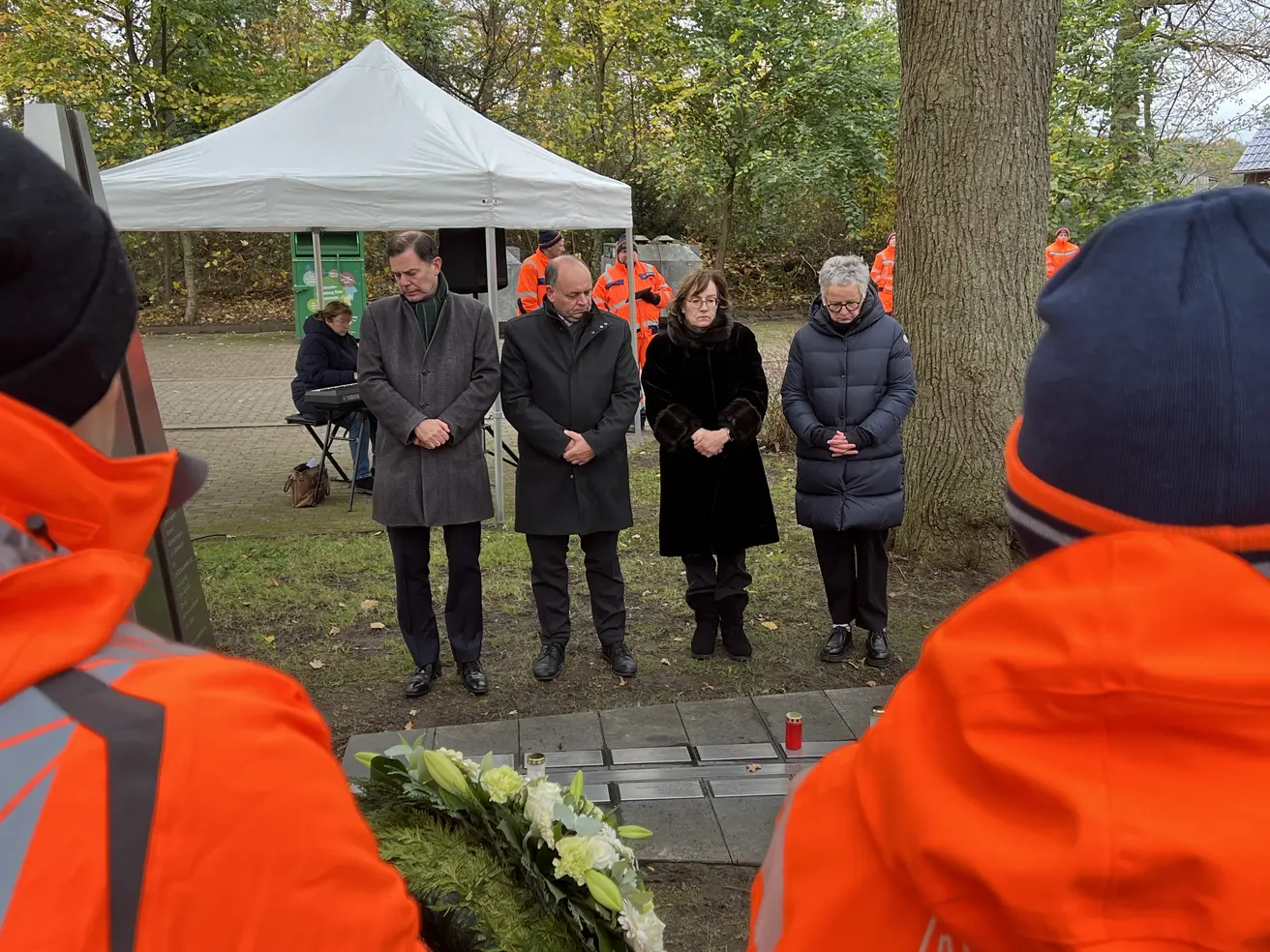 Dr. Michael Günter (Geschäftsführer der Autobahn GmbH des Bundes, v.l.), Viktor Haase (Staatssekretär im NRW-Ministerium für Umwelt, Naturschutz und Verkehr), Dr. Petra Beckefeld (Direktorin des Landesbetriebes Straßenbau Nordrhein-Westfalen) und Elfriede Sauerwein-Braksiek (Direktorin der Niederlassung Westfalen der Autobahn GmbH des Bundes) haben in Gescher der im Dienst tödlich verunglückten Mitarbeiterinnen und Mitarbeiter gedacht.