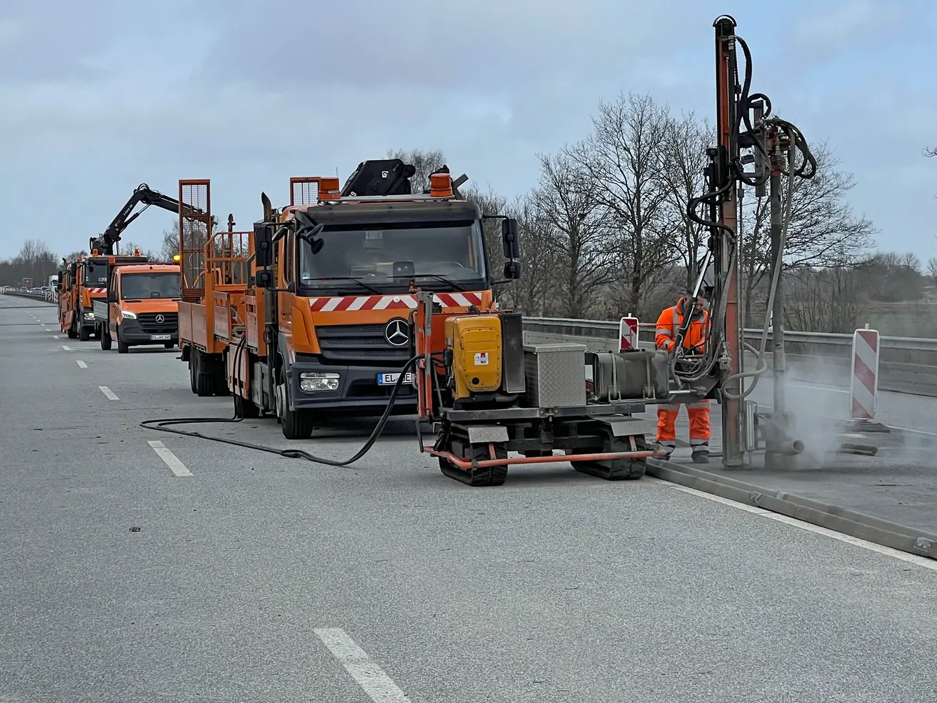 Die asphaltierten Mittelstreifen-Überfahrten bleiben für eine spätere Nutzung erhalten, werden aber mit Leitplanken geschlossen. Um die Pfosten einbauen zu können, werden mittels Trümmerbohrung Löcher in den Asphalt gebohrt – eine vergleichsweise langwierige und vor allem laute Angelegenheit. © Die Autobahn GmbH des Bundes