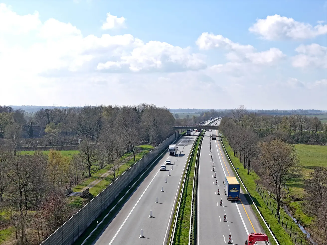 Der Durchlass für den Königsmoorgraben liegt auf diesem Bild im unteren Drittel. Gut zu erkennen: Die Baustellen-Verkehrsführung ist bereits eingerichtet. © Die Autobahn GmbH des Bundes