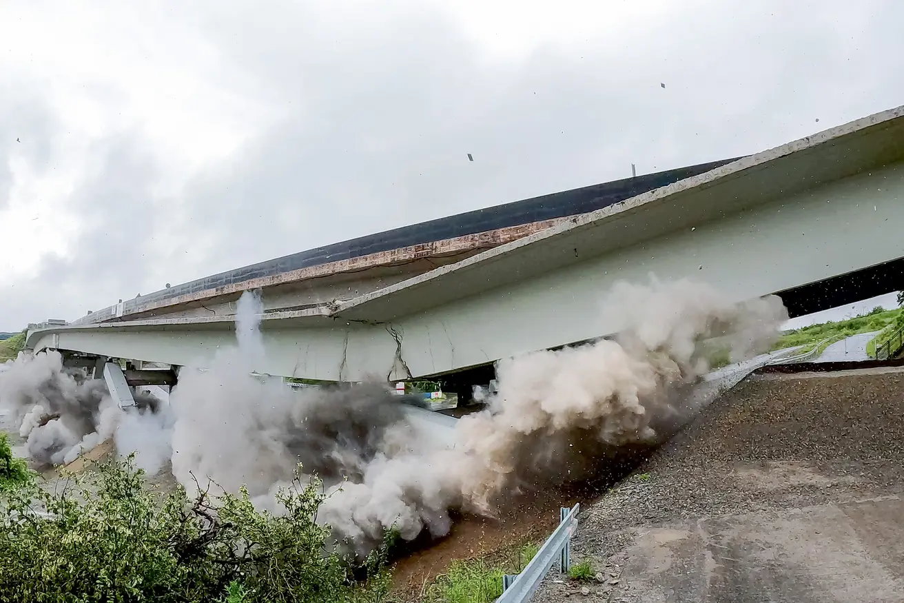 Sprengung der Talbrücke Stettbach - Teilbauwerk Richtungsfahrbahn Fulda (Foto: Jan R. Schäfer)