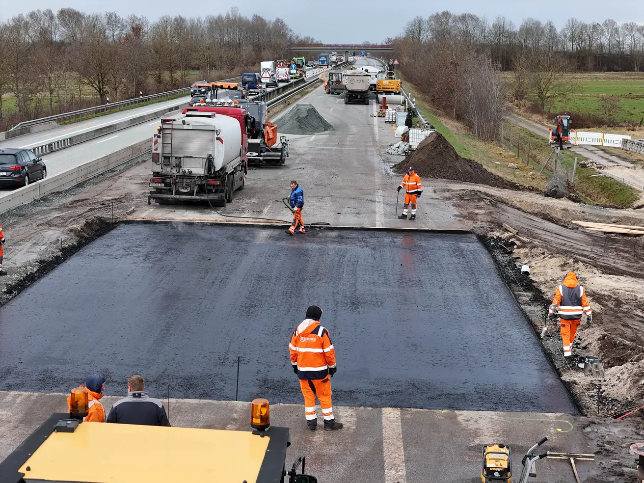 Die erste Asphaltschicht ist eingebaut, die Deckschicht folgt. © Die Autobahn GmbH des Bundes