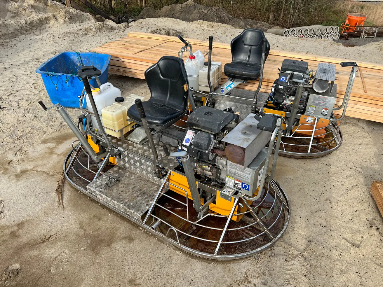 Mit solchen Flügel- oder Rotationsglättern wird der Beton weiter geglättet, sobald er etwas abgezogen hat. © Die Autobahn GmbH des Bundes