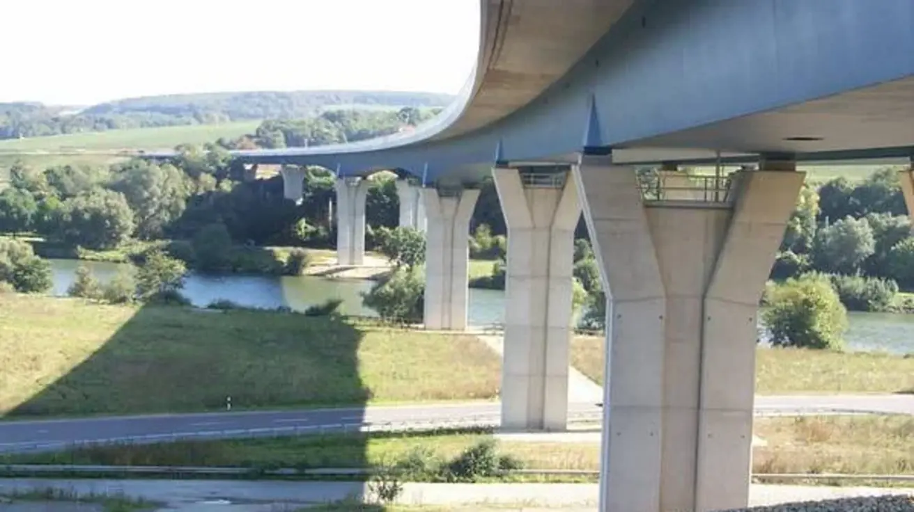 Seitenansicht Moselbrücke bei Schengen