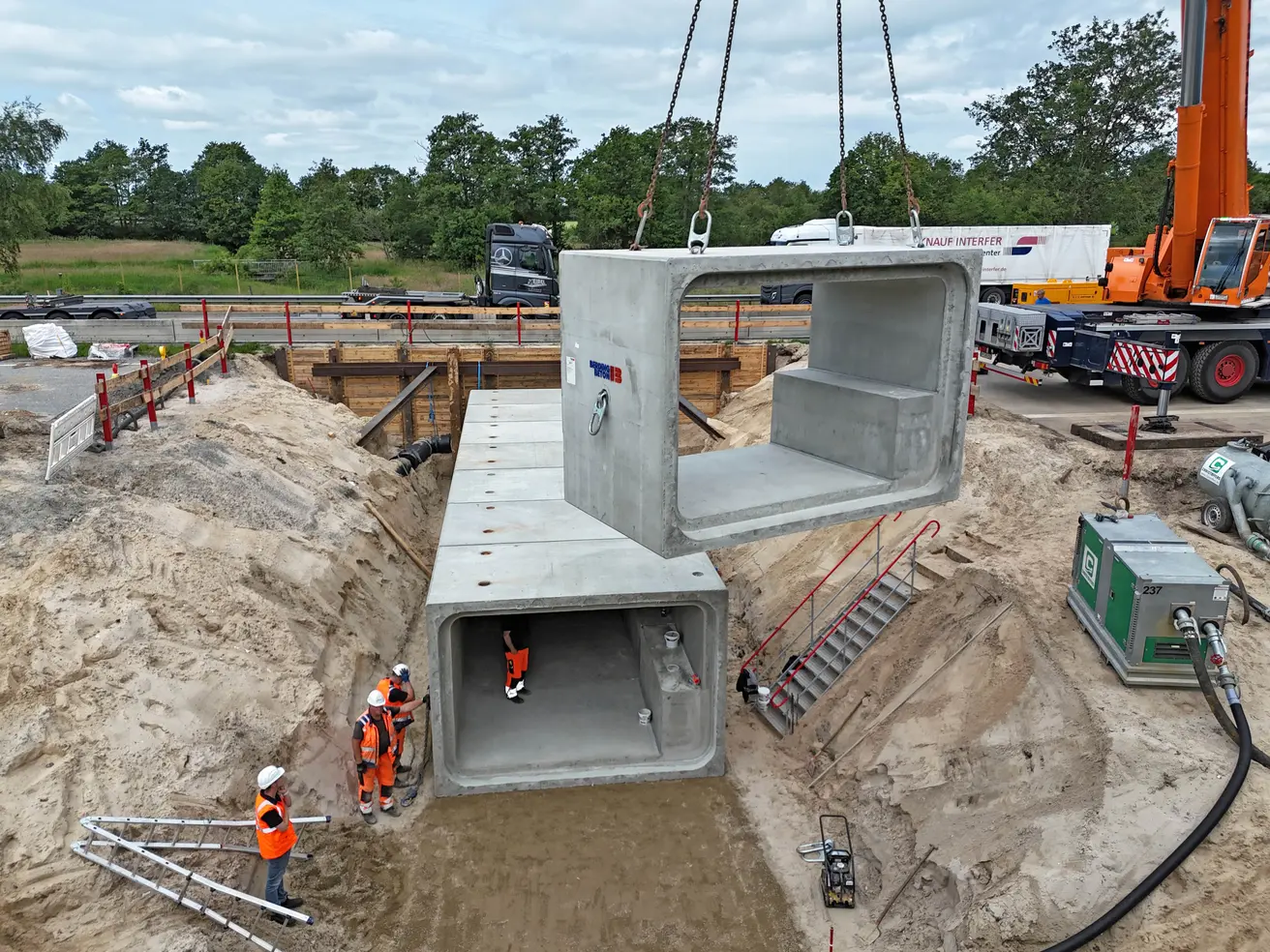 Das vorletzte der insgesamt neun Durchlasselemente auf der Ostseite der Autobahn wird eingehoben. © Die Autobahn GmbH des Bundes