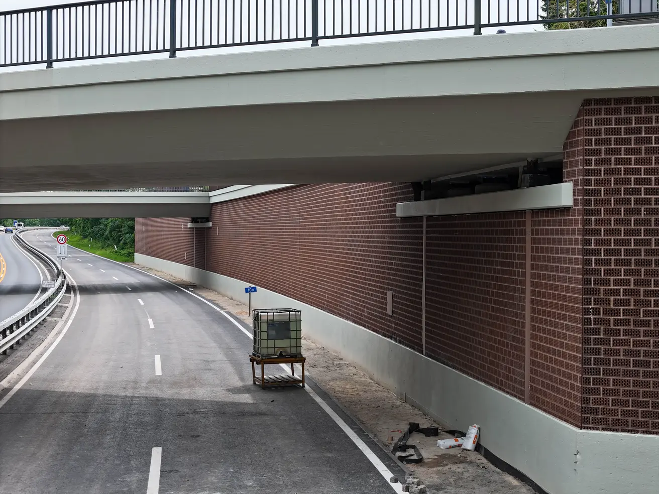 An der Überführung von Besanstraße und Mühlenstraße wird demnächst der Randbereich gepflastert. © Die Autobahn GmbH des Bundes