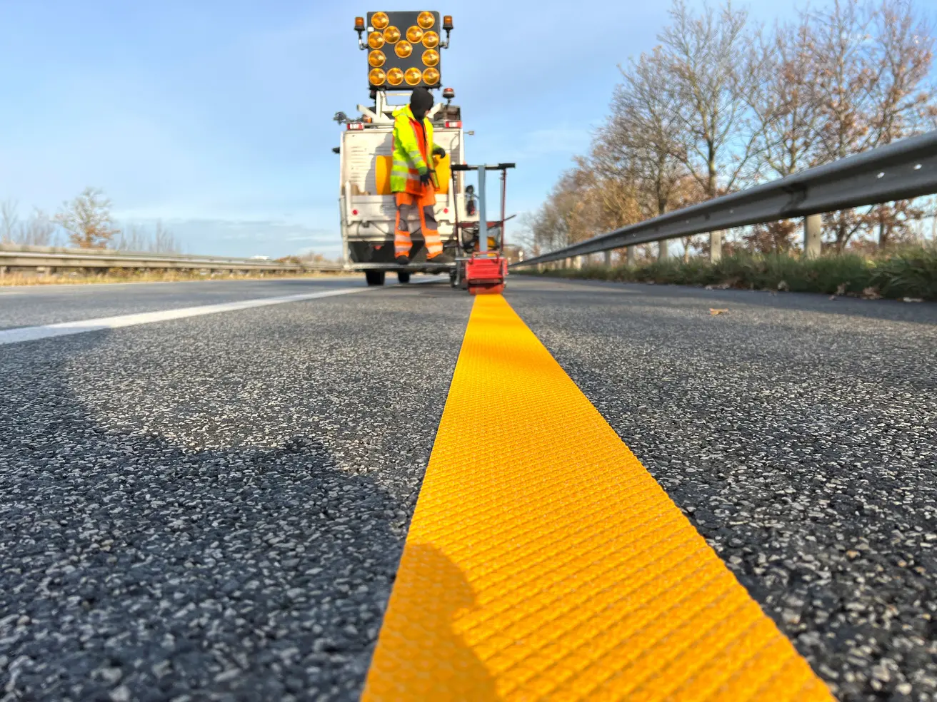 Für die Verkehrsführung in der zweiten Bauphase wird die Baustellenmarkierung aufgebracht. © Die Autobahn GmbH des Bundes