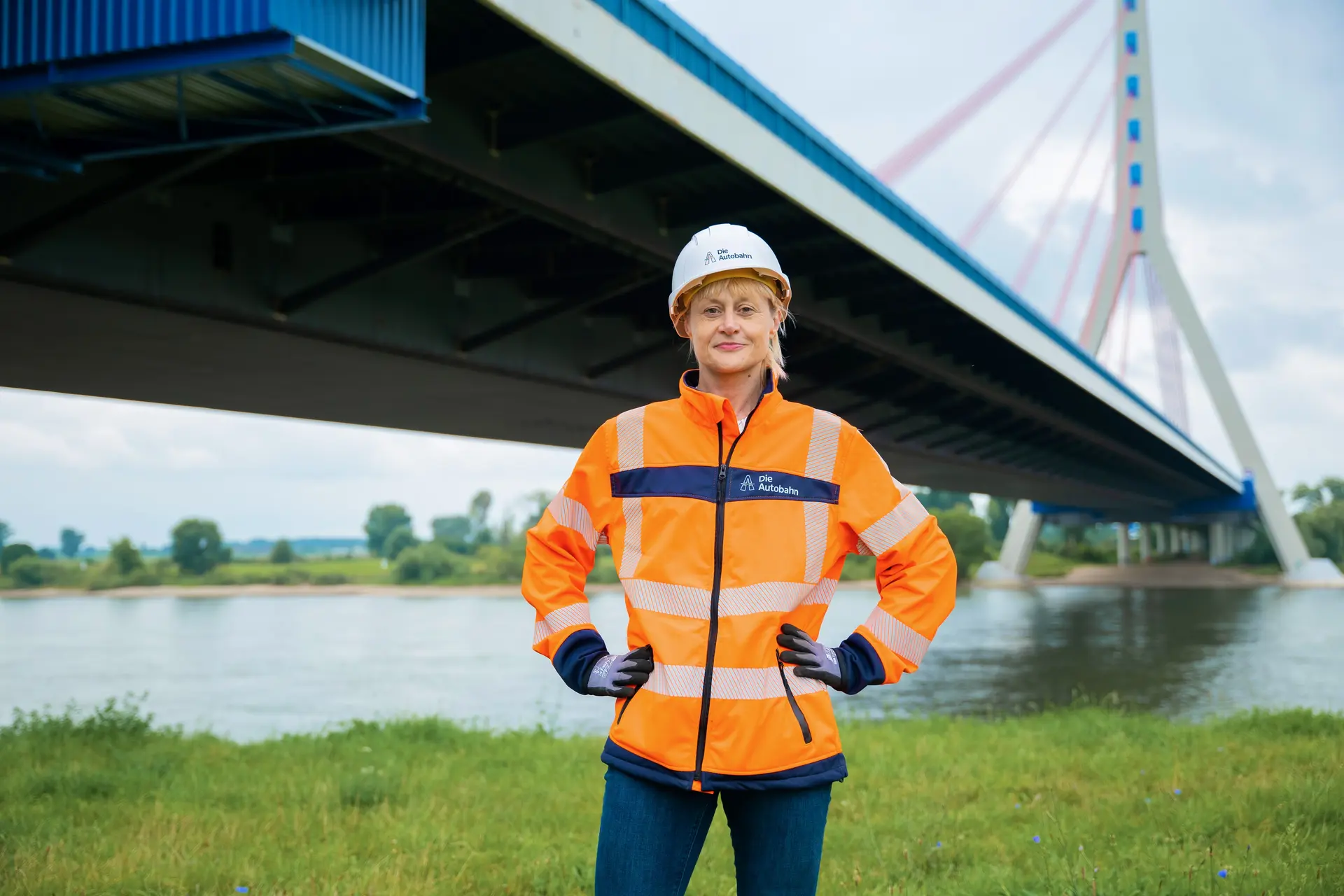 Bauingenieurin vor Brückenbauwerk