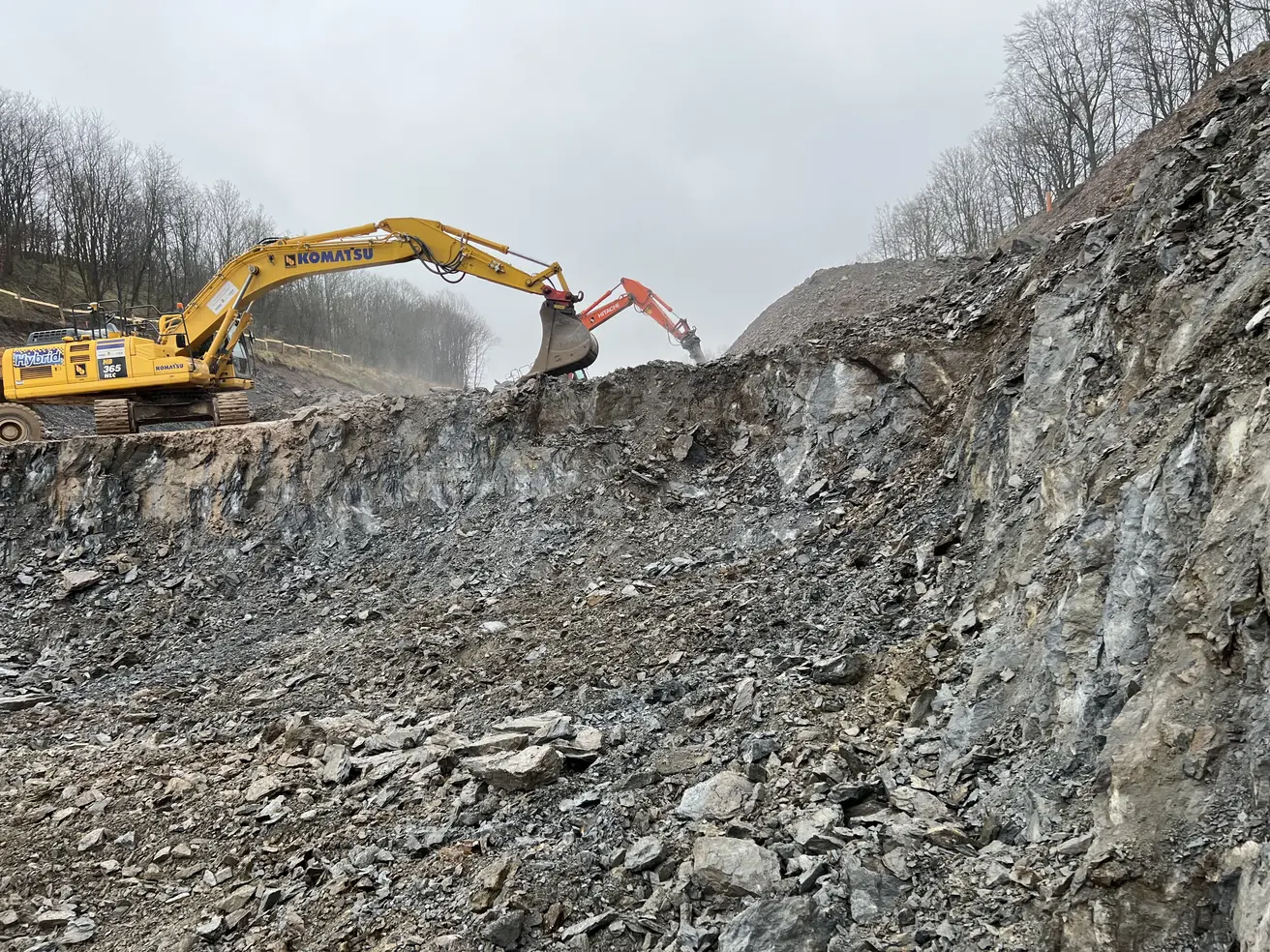 Bagger heben eine Grube aus.