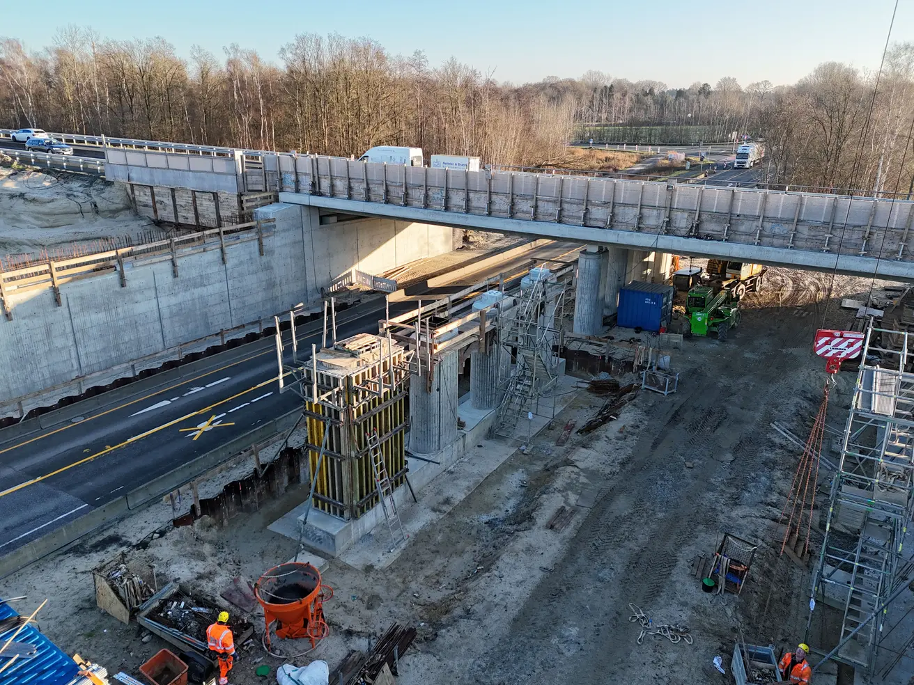 Der letzte Mittelpfeiler ist betoniert, aber noch verschalt. © Die Autobahn GmbH des Bundes