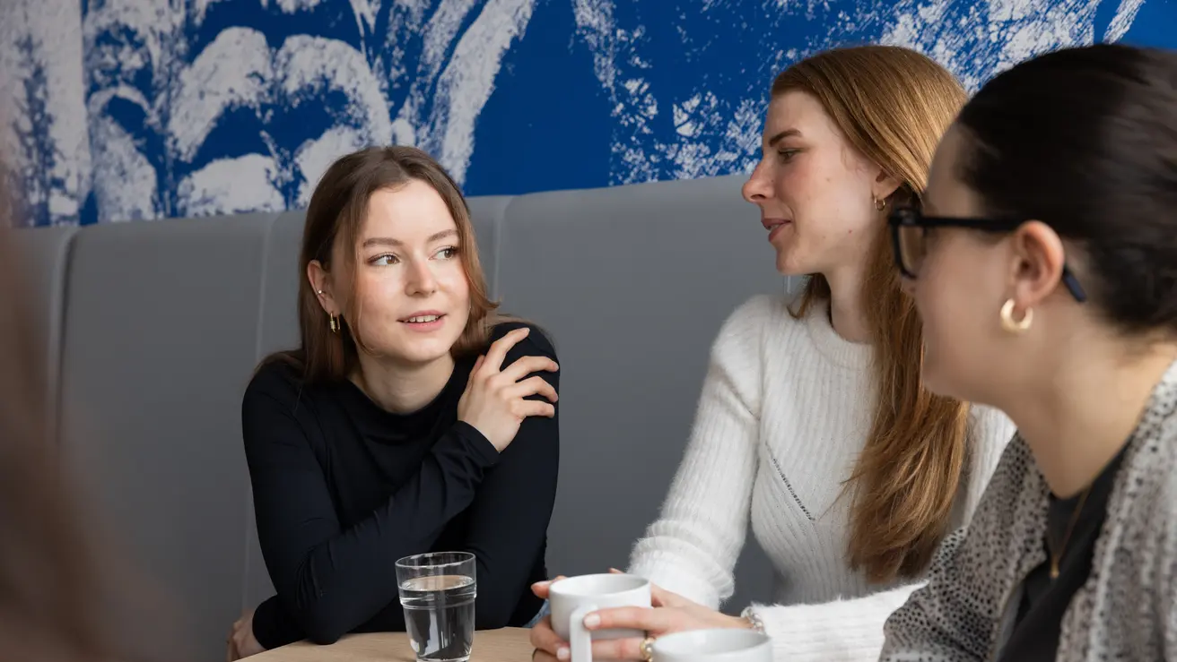 Kolleginnen in der Pause im Gespräch