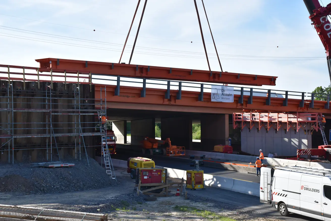 Eine Brücke wird eingehoben. 