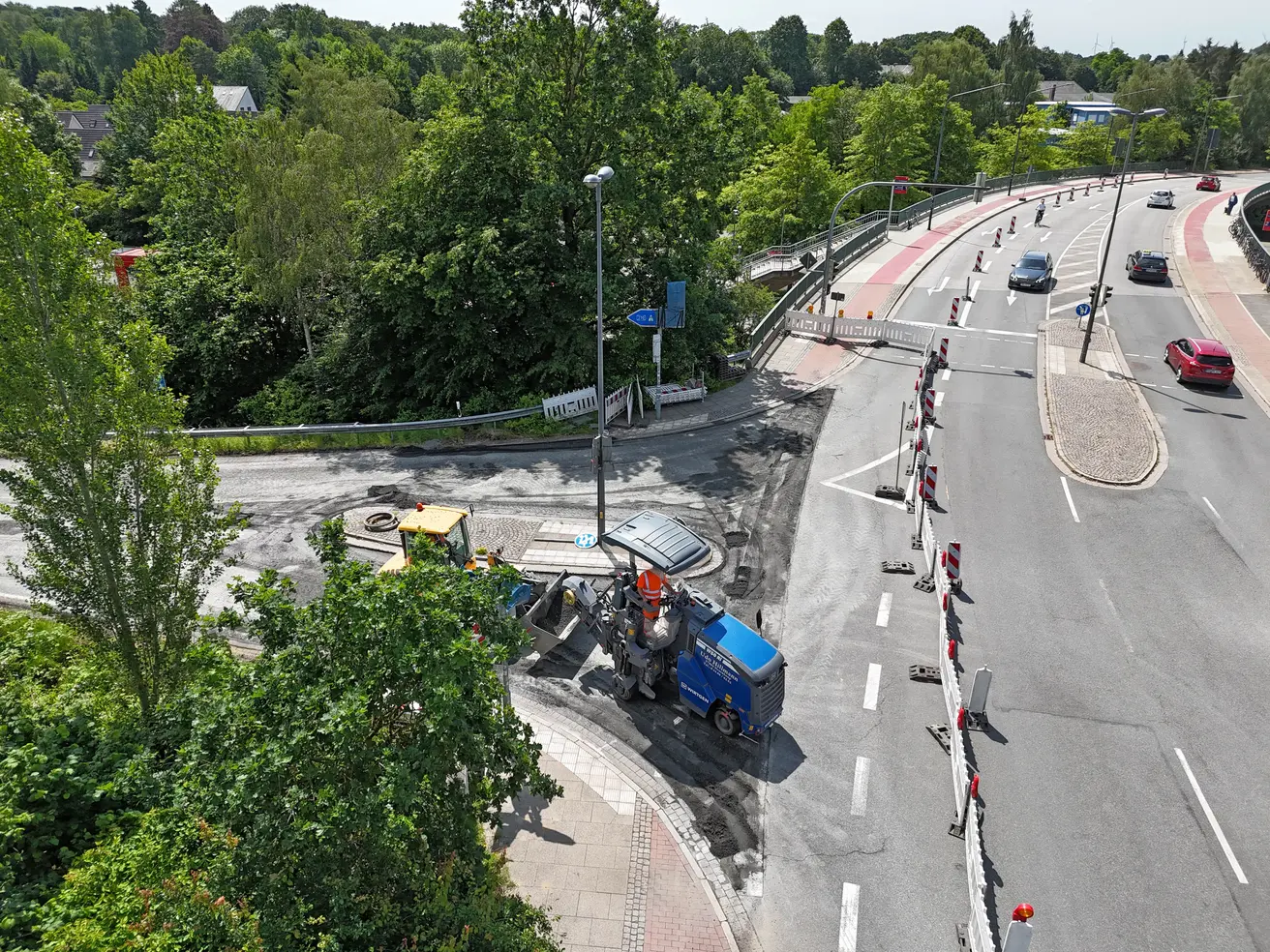 In der Anschlussstelle St. Magnus wird der alte Asphalt abgefräst. © Die Autobahn GmbH des Bundes