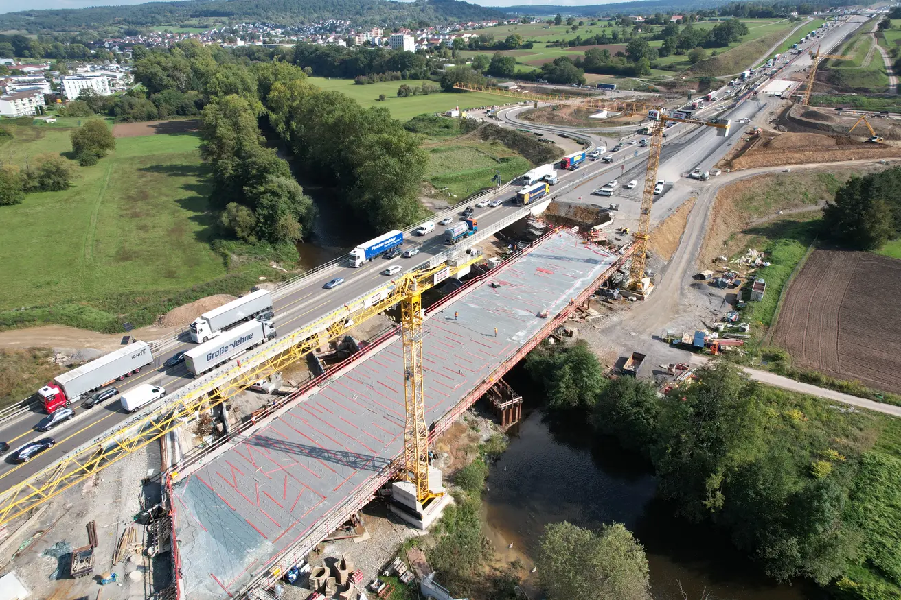 Sechssstreifiger Ausbau der A8 bei Pforzheim zwischen den Anschlussstelllen Pforzheim-Nord und Pforzheim-Süd.  Hier: Bau der Enz- und B10-Brücke in Fahrtrichtung Stuttgart