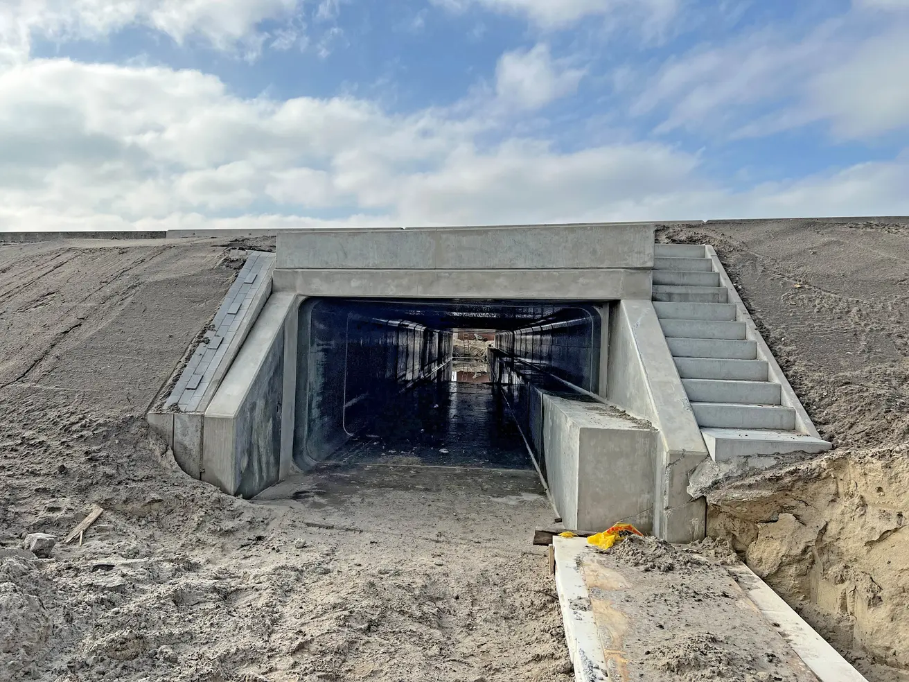 Die Ostseite des Durchlasses. Auf das Fundament rechts im Bildvordergrund kommt später ein Steinkorb. © Die Autobahn GmbH des Bundes