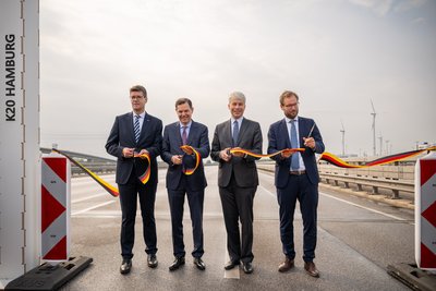 Verkehrsfreigabe Hochstraße Elbmarsch K20 | Foto: v.l.n.r.: Andreas Irngartinger, technischer Geschäftsführer DEGES – Dr. Michael Güntner, Vorsitzender der Geschäftsführung der Autobahn GmbH des Bundes – Steffen Bilger, Bundesverkehrsminister – Dr. Anjes Tjarks, Senator für Verkehr und Mobilitätswende, Freie und Hansestadt Hamburg | Quelle: Meyerfoto/ Iwo Hoffmann