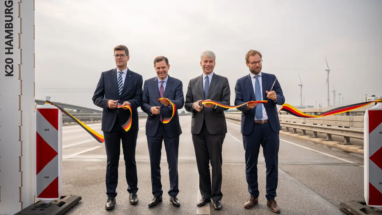 Verkehrsfreigabe Hochstraße Elbmarsch K20 | Foto: v.l.n.r.: Andreas Irngartinger, technischer Geschäftsführer DEGES – Dr. Michael Güntner, Vorsitzender der Geschäftsführung der Autobahn GmbH des Bundes – Steffen Bilger, Bundesverkehrsminister – Dr. Anjes Tjarks, Senator für Verkehr und Mobilitätswende, Freie und Hansestadt Hamburg | Quelle: Meyerfoto/ Iwo Hoffmann