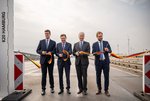 Verkehrsfreigabe Hochstraße Elbmarsch K20 | Foto: v.l.n.r.: Andreas Irngartinger, technischer Geschäftsführer DEGES – Dr. Michael Güntner, Vorsitzender der Geschäftsführung der Autobahn GmbH des Bundes – Steffen Bilger, Bundesverkehrsminister – Dr. Anjes Tjarks, Senator für Verkehr und Mobilitätswende, Freie und Hansestadt Hamburg | Quelle: Meyerfoto/ Iwo Hoffmann