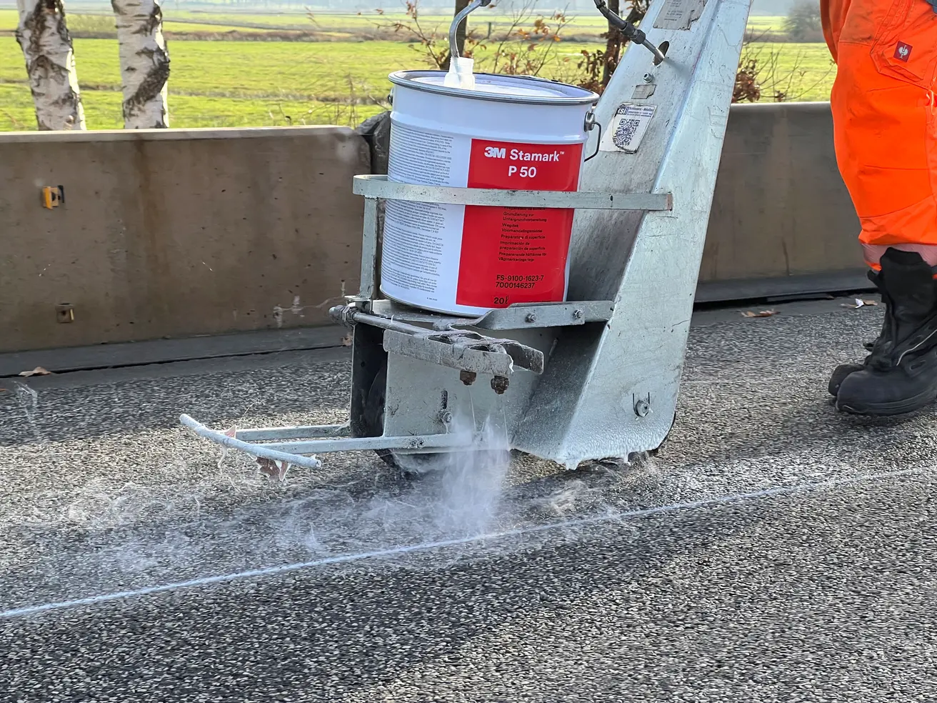 Der Kleber für die Baustellenmarkierung wird auf die getrockene Fahrbahn aufgesprüht. © Die Autobahn GmbH des Bundes