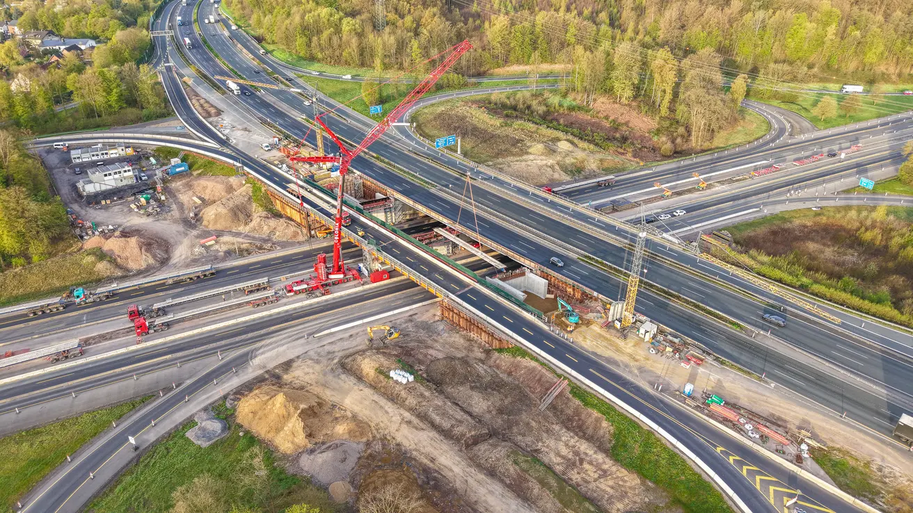 A1/A45 Westhofener Kreuz. Ersatzneubau von vier Brücken, die die A1 über die A45 führen. Auflegen der Träger für das erste Teilbauwerk am 11. April 2026.