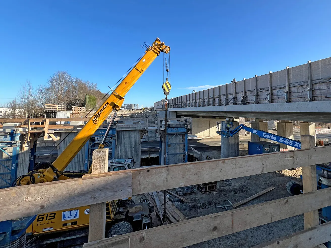 Ein Autokran hebt Teile für das Traggerüst ein. © Die Autobahn GmbH des Bundes Ein Autokran hebt Teile für das Traggerüst ein. © Die Autobahn GmbH des Bundes