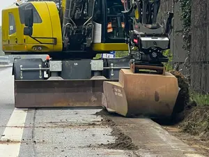 A25: Deckschichtsanierung – Bankettarbeiten