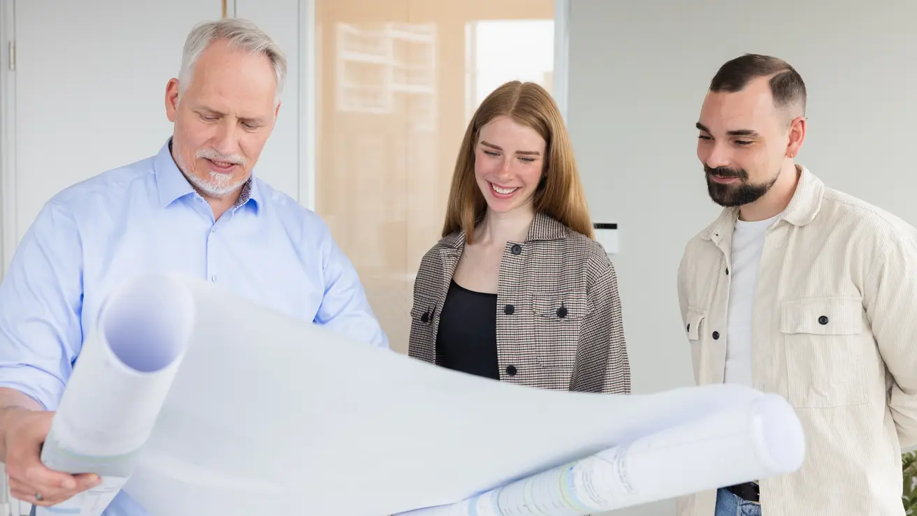 Ein erfahrender Brückenbauingenieur teilt sein Wissen mit unseren Trainees.