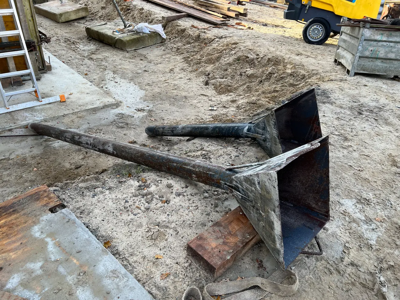 Durch diese Trichter wird der Beton in die Verschalung für die Mittelpfeiler gefüllt – damit er gleichmäßig unten ankommt und sich keine Hohlräume bilden. © Die Autobahn GmbH des Bundes