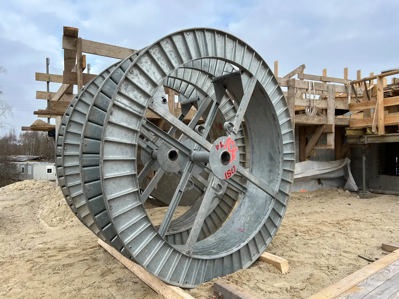 Zwei abgewickelte, leere Spannstahl-Trommeln. © Die Autobahn GmbH des Bundes Zwei abgewickelte, leere Spannstahl-Trommeln. © Die Autobahn GmbH des Bundes