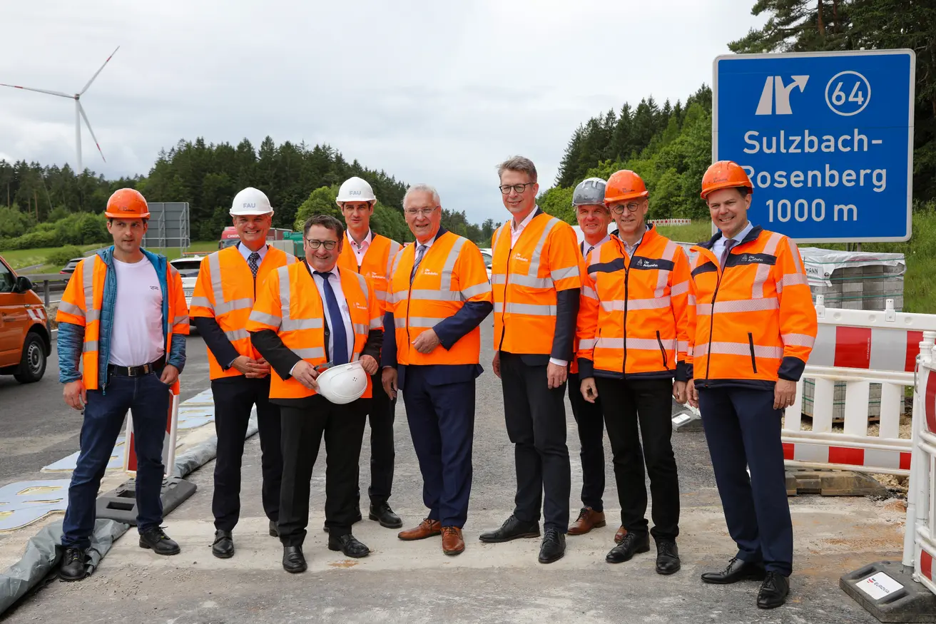 v.l. Maximilian Kneidl, CEO Seamless Energy Technologies GmbH; Prof. Dr.-Ing. Joachim Hornegger, Präsident FAU; Tobias Gotthard, Staatssekretär; Prof. Dr.-Ing. Florian Risch, Lehrstuhl für Fertigungsautomatisierung und Produktionssystematik (FAPS), FAU; Joachim Herrmann, Staatsminister des Innern, für Sport und Integration; Markus Blume, Staatsminister für Wissenschaft und Kunst; Thomas Pfeifer, Direktor der Niederlassung Nordbayern, Autobahn GmbH des Bundes; Dirk Brandenburger, Technischer Geschäftsführer, Autobahn GmbH des Bundes; Dr. Michael Güntner, Vorsitzender der Geschäftsführung, Die Autobahn GmbH des Bundes
