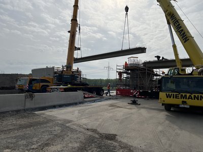 Ein Fertigteil zur Verbreiterung der neuen Brücke Ottmarsbocholter Straße über die A1 wird eingehoben.