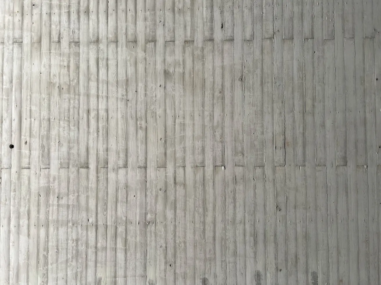 Der Oberbau von unten fotografiert. Die Holzschalung hat ihre (gewollten) Spuren im Beton hinterlassen. © Die Autobahn GmbH des Bundes