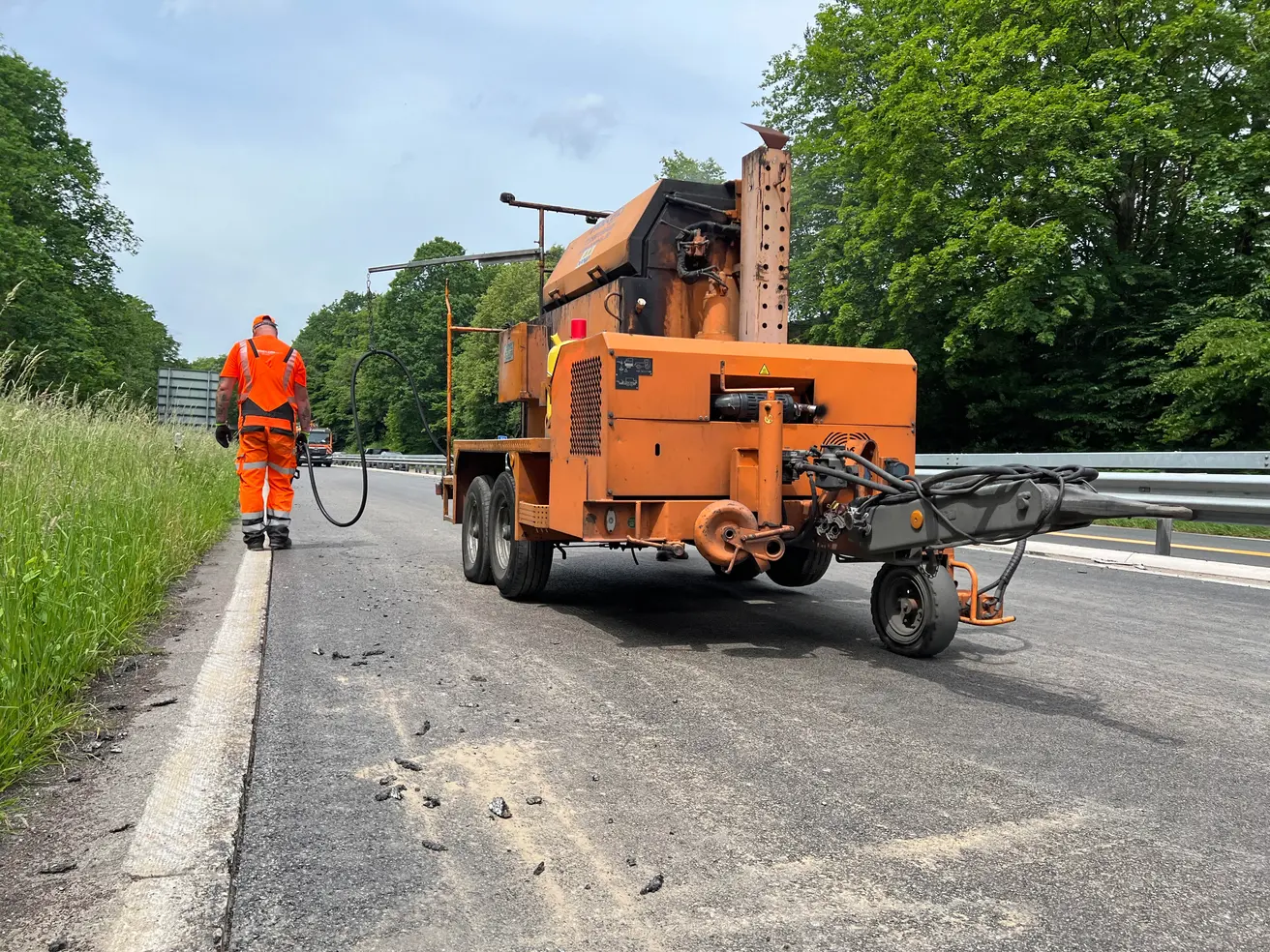 Die Fugen zwischen Betonrandsteinen und Asphalt werden vergossen und damit abgedichtet. © Die Autobahn GmbH des Bundes