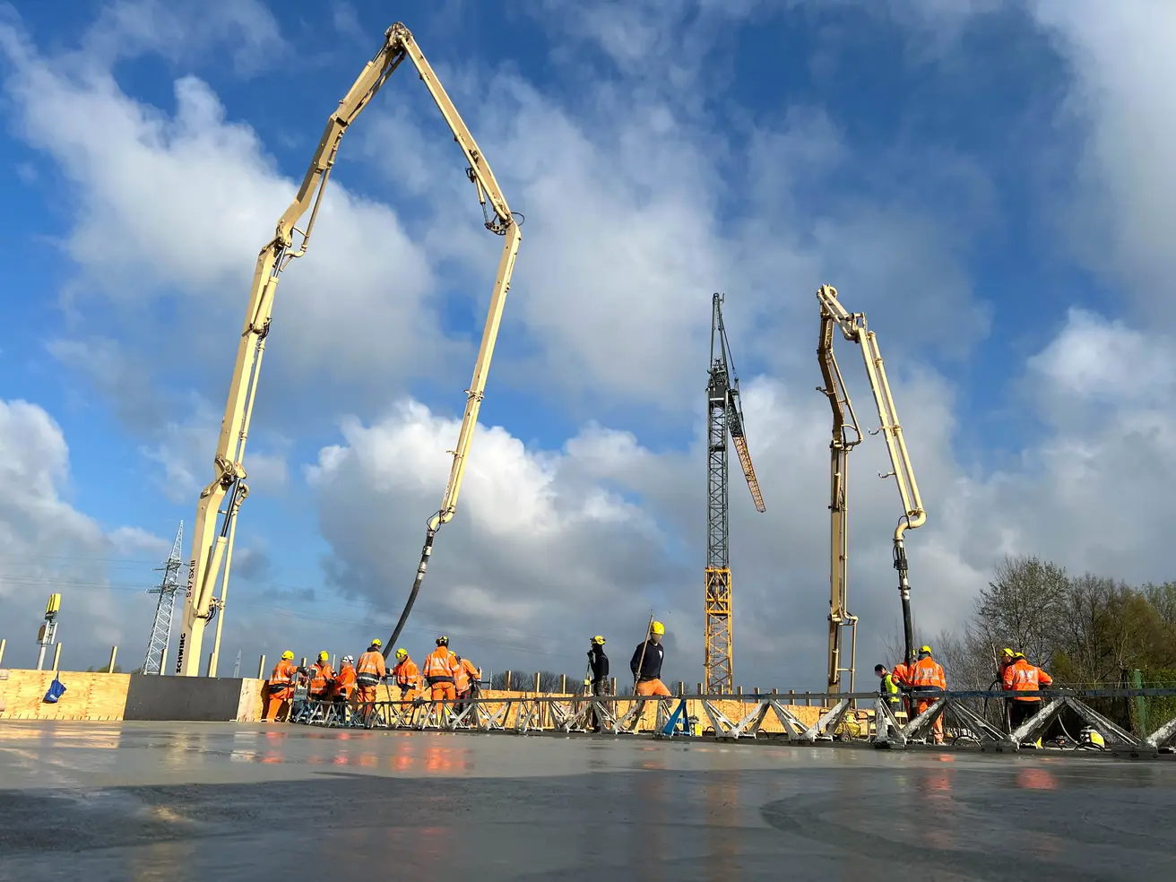 Mit zwei Betonpumpen wird der Beton in die Schalung gefüllt. © Die Autobahn GmbH des Bundes