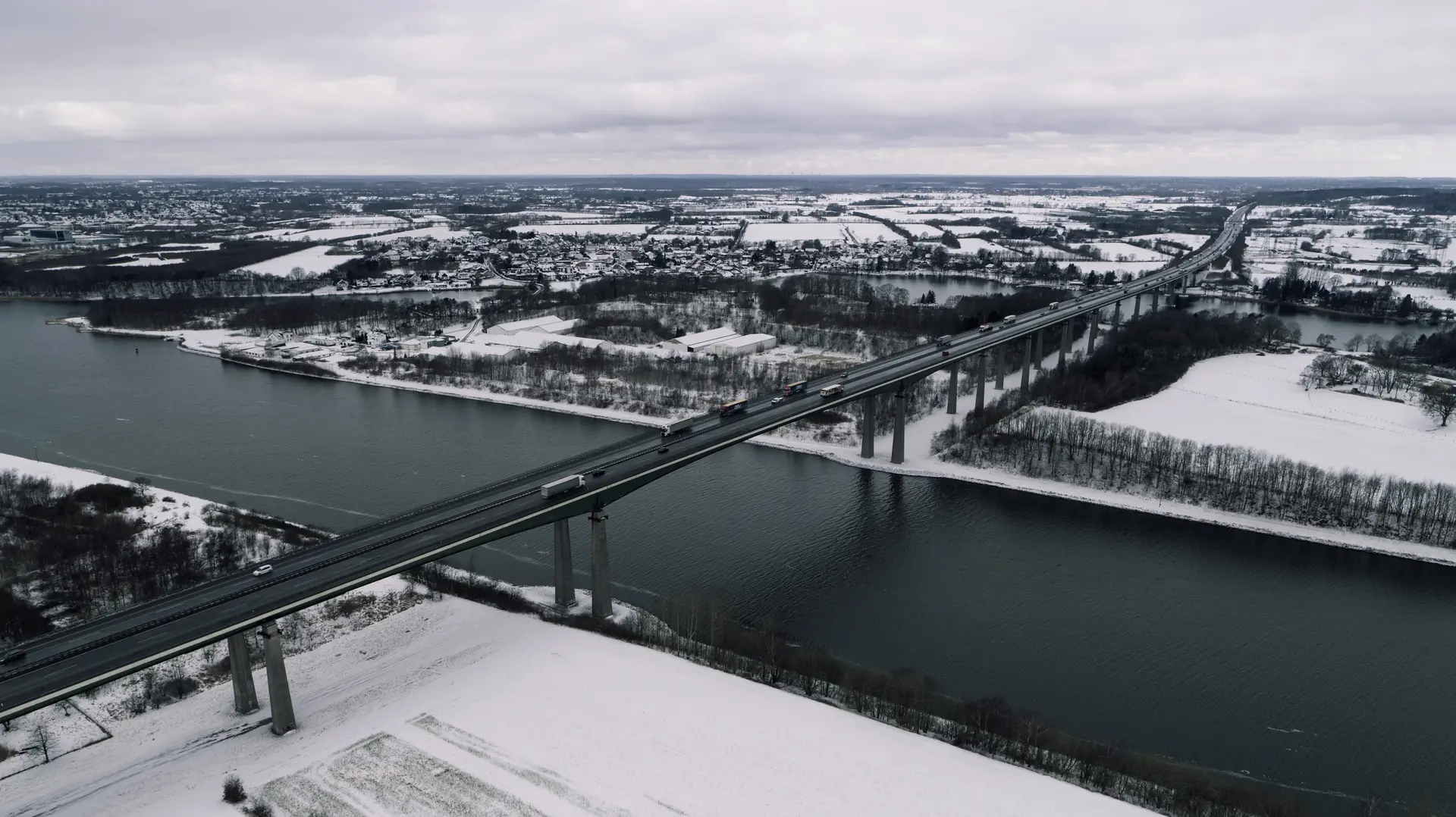 Rader Hochbrücke auf A7 im Schnee