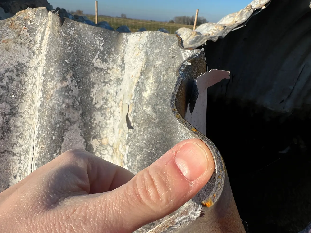 Der ausgebaute Wellstahl erinnert aus der Ferne an Wellblech, wie man es zum Beispiel von Schuppen-Dächern kennt. Tatsächlich ist er jedoch wesentlich dicker und damit stabiler. © Die Autobahn GmbH des Bundes