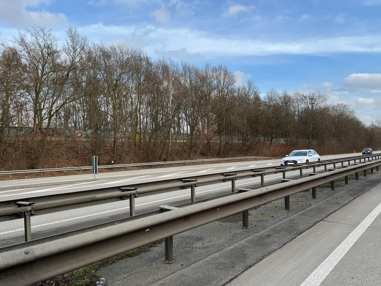 Diese derzeit geschlossene Mittelstreifen-Überfahrt nördlich der Brücke wird später reaktiviert. © Die Autobahn GmbH des Bundes