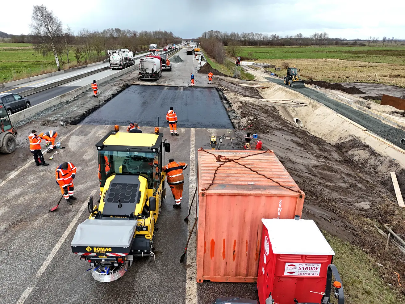 Die erste Asphaltschicht ist eingebaut, die Deckschicht folgt. © Die Autobahn GmbH des Bundes