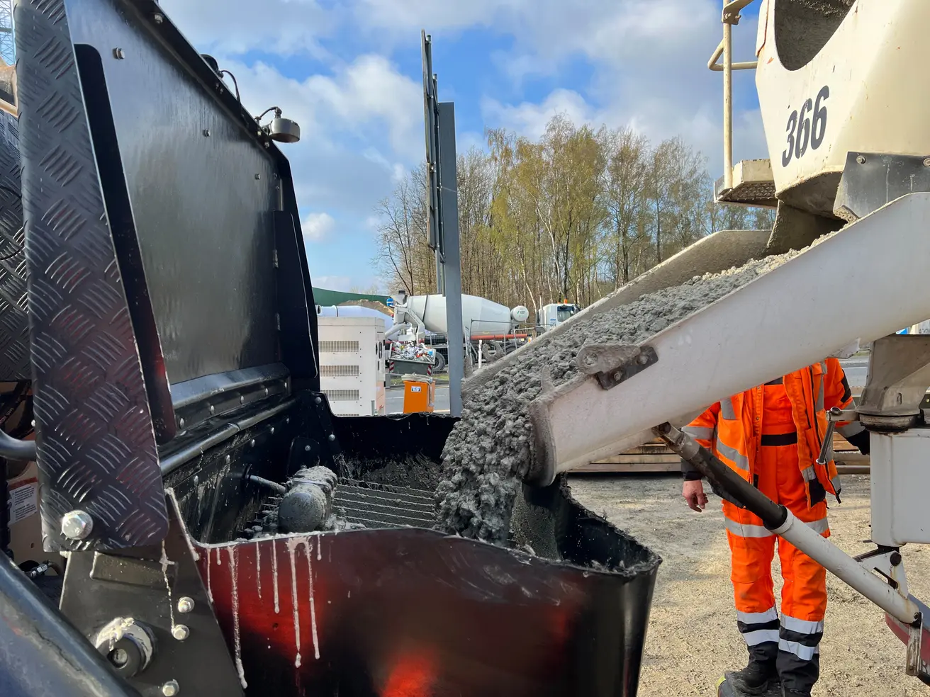 Vom Mischer fließt der Beton in die Pumpe. © Die Autobahn GmbH des Bundes