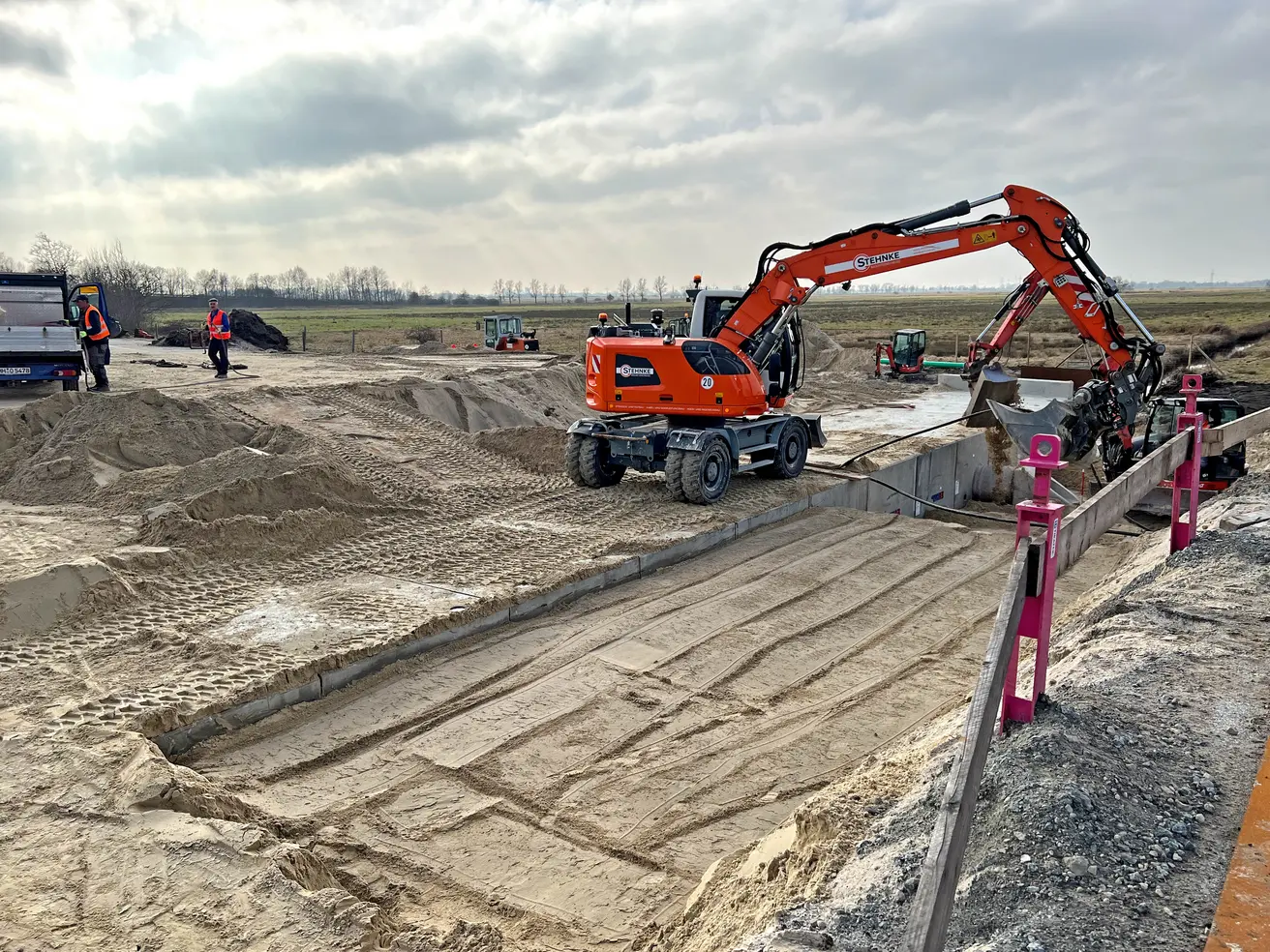 Der eingebaut Sand wird gewissenhaft verdichtet. Im Vordergrund sieht man die Spuren der Rüttelplatte. © Die Autobahn GmbH des Bundes