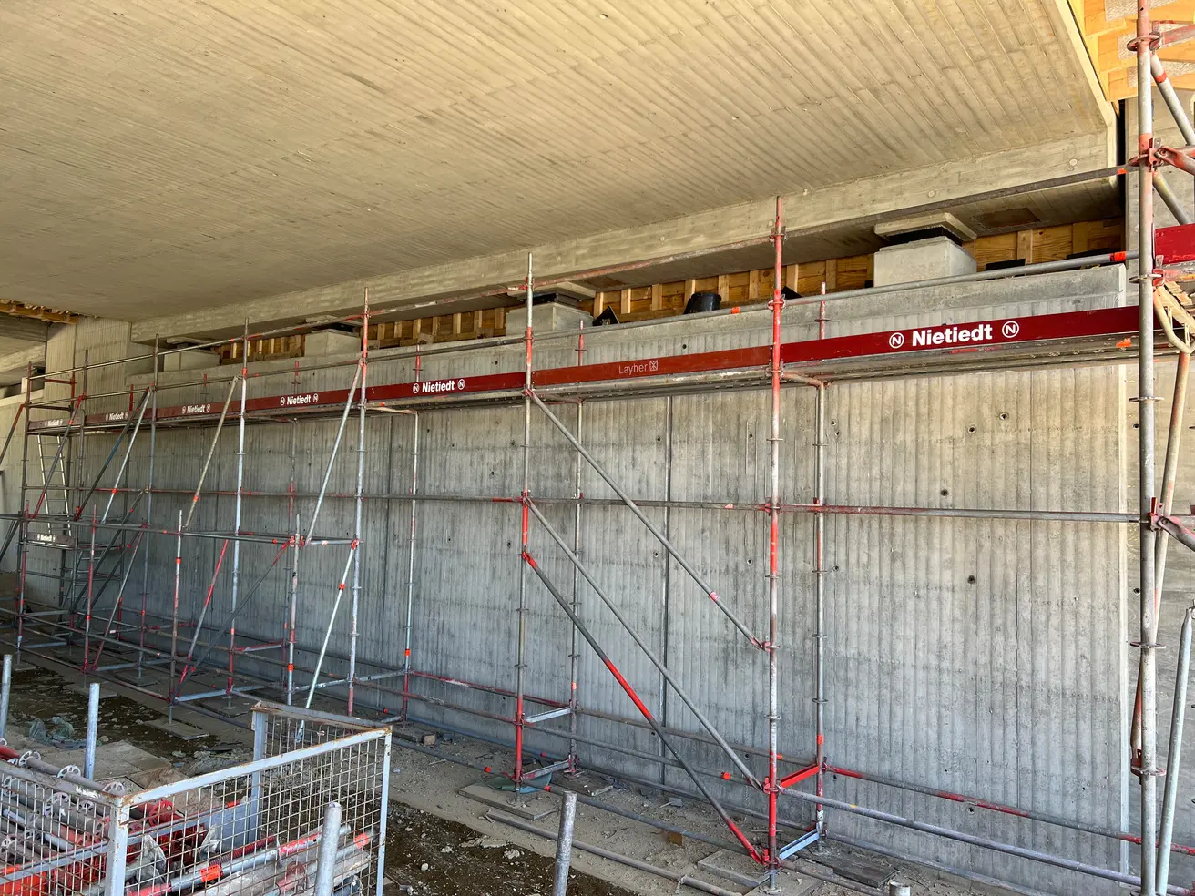 Der Oberbau ist mittlerweile abgesenkt und befindet sich in seiner endgültigen Position. Im Bild: die vier Auflager am südlichen Widerlager. © Die Autobahn GmbH des Bundes