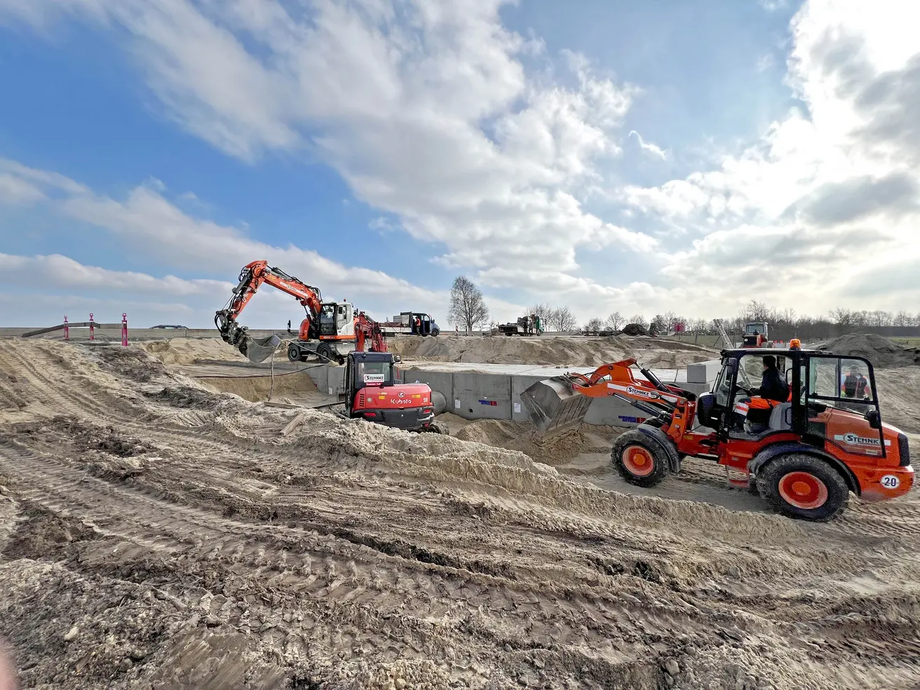 Außer den drei Baggern ist auch ein Radlader im Einsatz. © Die Autobahn GmbH des Bundes