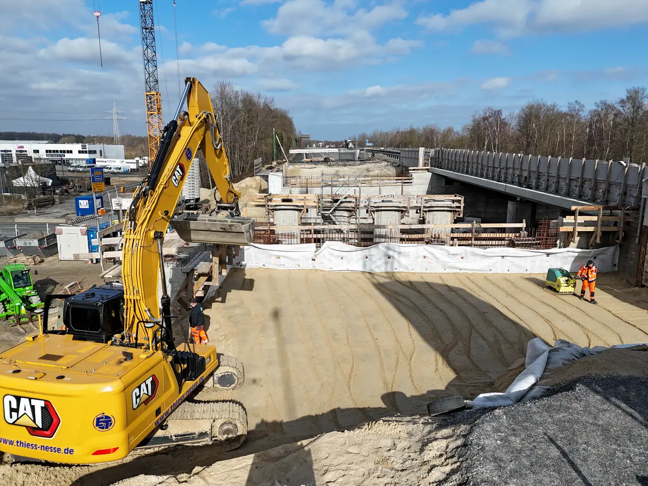 Schicht für Schicht wird der Sand nach dem Einbringen verdichtet, damit er eine stabile Grundlage für den Fahrbahn-Aufbau bietet. © Die Autobahn GmbH des Bundes Schicht für Schicht wird der Sand nach dem Einbringen verdichtet, damit er eine stabile Grundlage für den Fahrbahn-Aufbau bietet. © Die Autobahn GmbH des Bundes